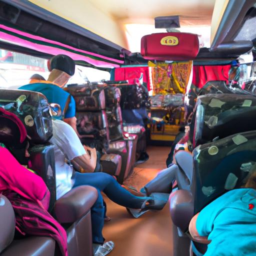 Hành khách lên xe khách của nhà xe An Phú Đà Lạt với những chiếc ghế ngả được thiết kế tiện nghi.
