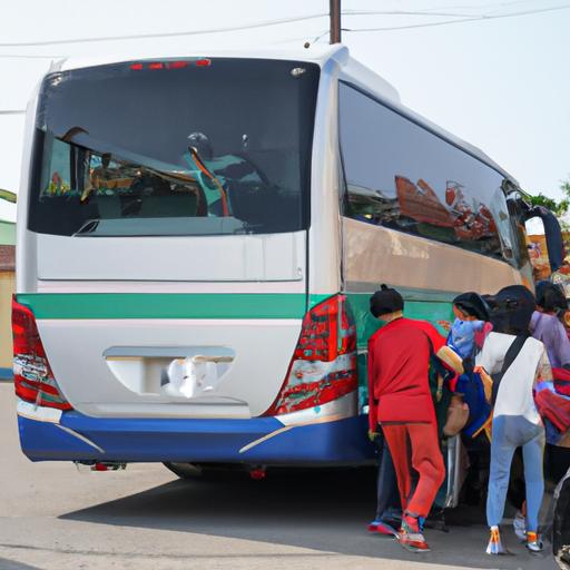 Hành khách đang lên xe khách của Khánh Tùng tại bến xe Thái Nguyên.