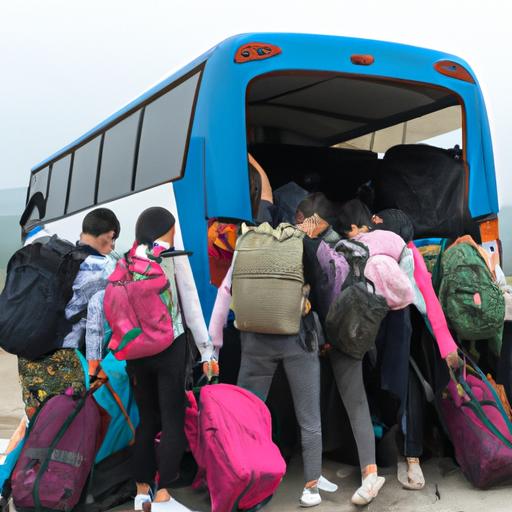 Nhóm hành khách lên xe khách của nhà xe Mạnh Hà Hà Giang Hải Dương với hành lý