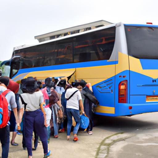 Nhóm hành khách lên xe buýt Nhà xe Sao Việt Lào Cai tại bến xe.