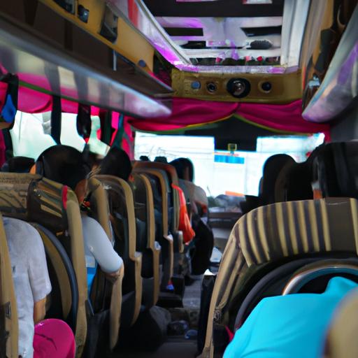 Một nhóm hành khách ngồi thoải mái bên trong chiếc xe buýt của nhà xe Hoàng Giang Buôn Trấp