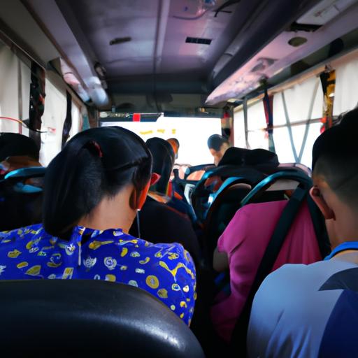 Một nhóm hành khách ngồi bên trong chiếc nhà xe bốn luyện trên đường đến Quảng Ngãi.