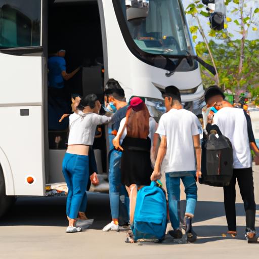 Các hành khách tải hành lý lên xe bus nhà xe Duy Cường