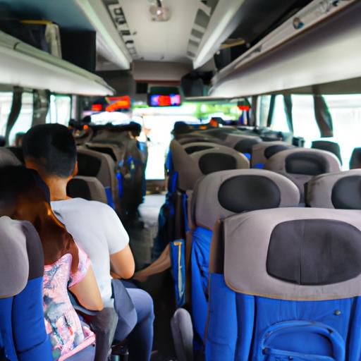 Hành khách thư giãn trên ghế ngồi êm ái và tiện nghi trên xe buýt Thiên Hà.