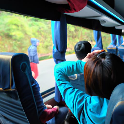 Hành khách nghỉ ngơi thoải mái trên xe buýt Phương Trang, tận hưởng cảnh đẹp bên ngoài cửa sổ