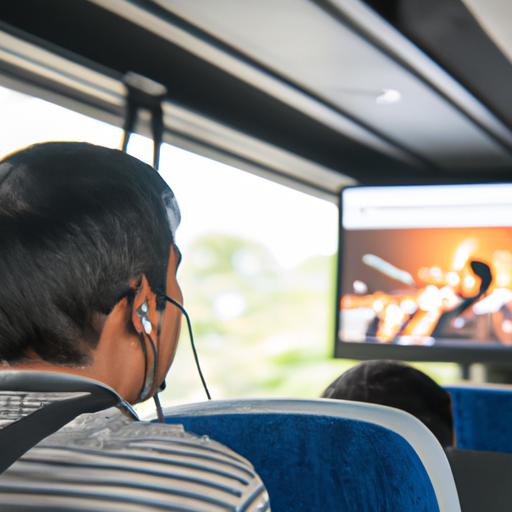 Hành khách thưởng thức hệ thống giải trí trên chuyến đi dài bằng xe buýt