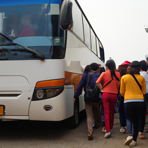 Hành khách trên đường lên Cao Bằng lên xe buýt tại bến xe Hà Nội.