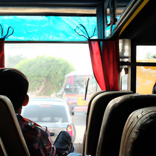 Hành khách ngồi thoải mái trên xe buýt Phượng Thu Măng Đen, tận hưởng cảnh đẹp qua cửa sổ.