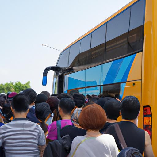 Nhóm hành khách đang xếp hàng đợi lên xe buýt của nhà xe Huỳnh Gia Quận 5.