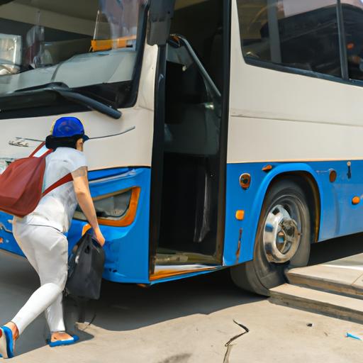Hành khách xuống xe buýt Phương Anh với hành lý của mình.