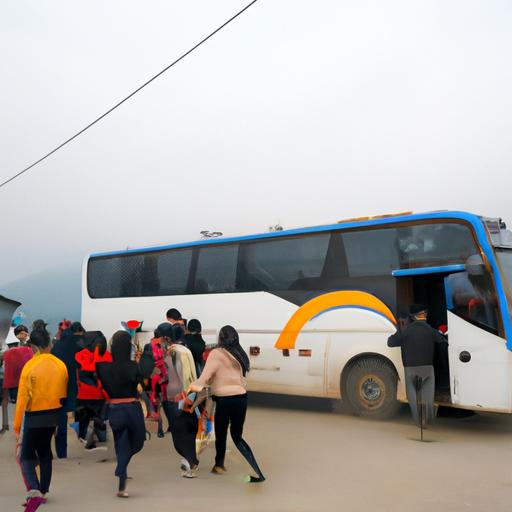 Hành khách lên xe buýt của Nhà Xe Hải Anh Kim Bôi Yên Nghĩa đi tỉnh Yên Bái.