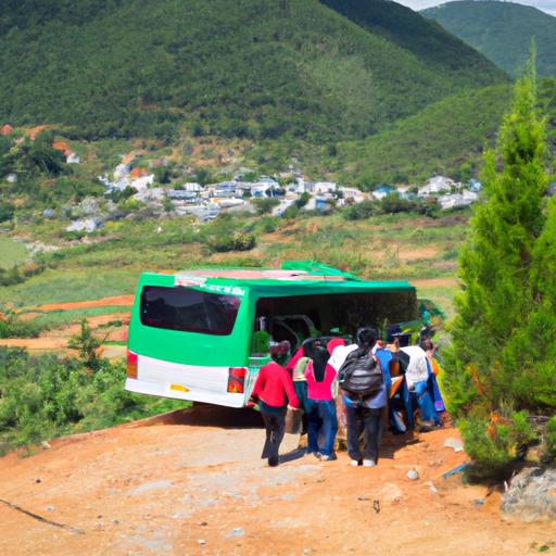 Đoàn khách du lịch xuống xe buýt của nhà xe Bích Đoàn và trên đường đến một thị trấn núi bao quanh bởi những cánh đồng xanh.