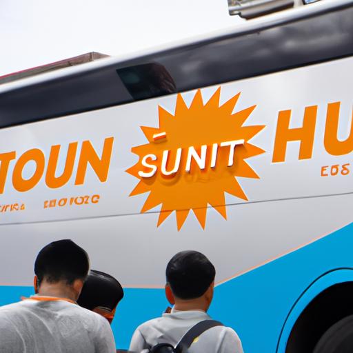 Khách hàng lên xe bus của nhà xe Sơn Tùng Quy Nhơn