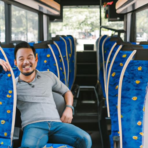 Khách hàng ngồi thoải mái trong không gian rộng rãi và hiện đại của xe buýt Quang Danh với nụ cười trên môi.