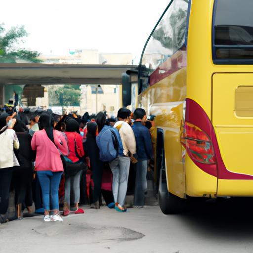 Đoàn khách lên xe buýt Hòa Liêm tại trạm xe buýt ở Hà Nội.