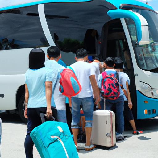 Đoàn khách lên xe bus Mai Linh Đà Nẵng với hành lý và túi du lịch.