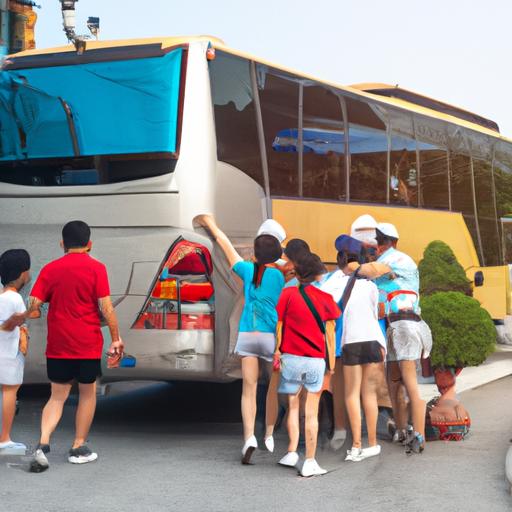 Khách lên xe buýt Nhà Xe Thuận Lợi tham quan du lịch