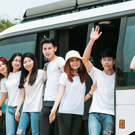Những du khách vui vẻ lên xe Nhà Xe Lê Tuấn để bắt đầu chuyến đi của mình.