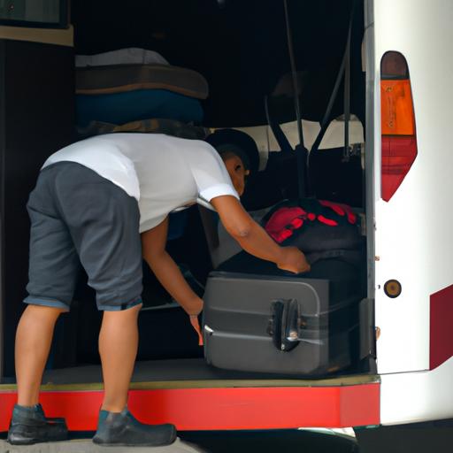 Lái xe nhà xe Cúc Tùng vận chuyển hành lý của hành khách.
