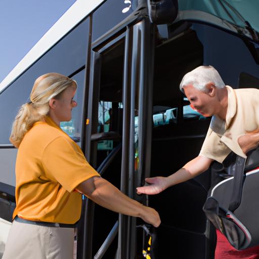 Lái xe nhà xe Giáp Bát nhiệt tình giúp đỡ hành khách cao tuổi với hành lý.