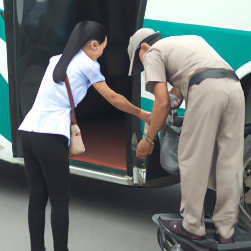 Lái xe Phương Trang giúp khách hàng với hành lý của họ.
