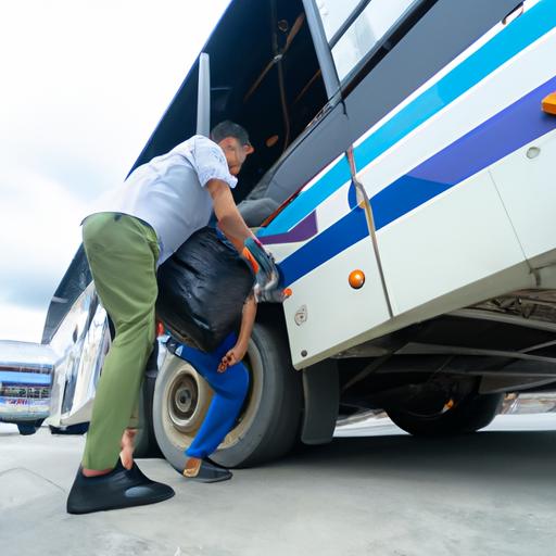 Lái xe của nhà xe Thành Công Bảo Lộc giúp đỡ hành khách xếp hành lý lên xe.