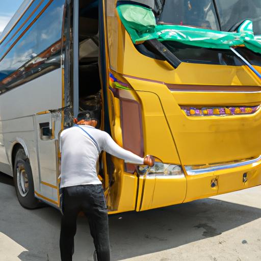 Lái xe Tuấn Lan đang chuyên nghiệp hóa hàng hóa trước khi khởi hành trên một chuyến đi dài.