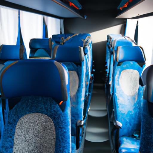 Nội thất xe buýt hiện đại và sạch sẽ với ghế ngồi thoải mái.