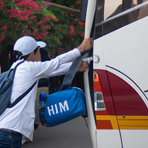 Tài xế nhà xe Thuận Tiến Sài Gòn Gia Lai giúp khách hàng với hành lý.