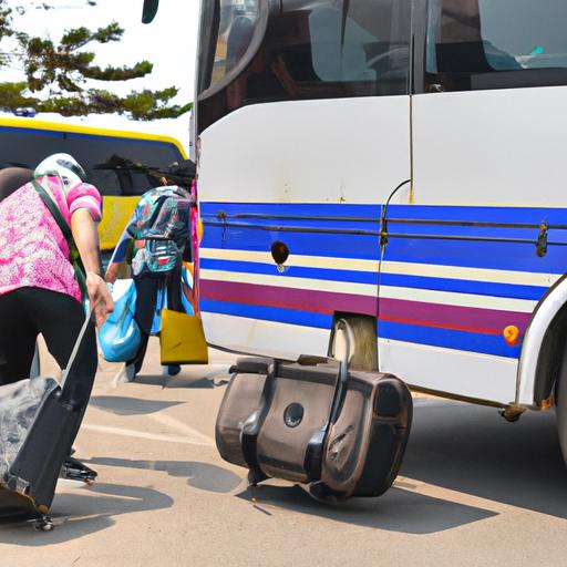 Hành khách đang lên xe buýt Nhà xe Trần Châu với hành lý tại một trạm bận rộn.