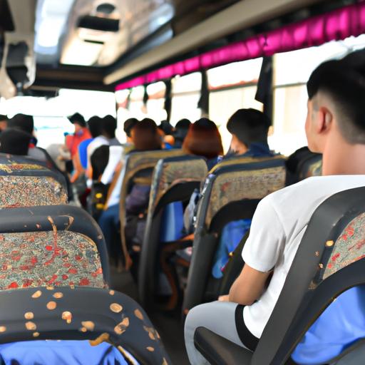 Một nhóm du khách ngồi thoải mái bên trong xe buýt của nhà xe Anh Khoa Mỹ Đình.