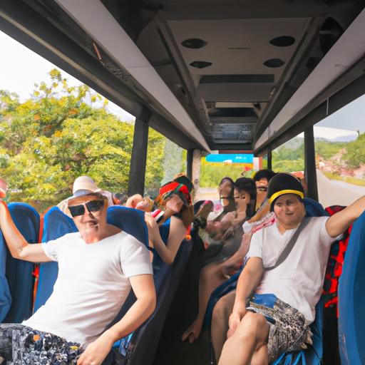 Một nhóm du khách vui vẻ trên chiếc xe buýt thoải mái thưởng thức cảnh đẹp trên đường đi ở Việt Nam.