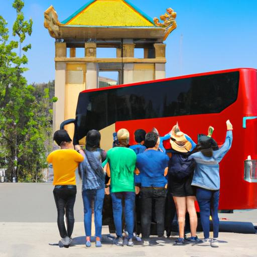 Nhóm du khách xuống từ xe buýt Huệ Nghĩa và chụp ảnh trước một công trình nổi tiếng.