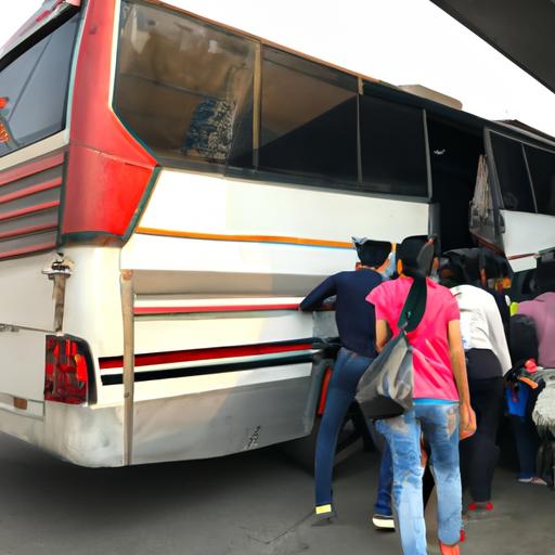 Một nhóm hành khách lên xe buýt Thạch Oanh để đi chuyến dài.