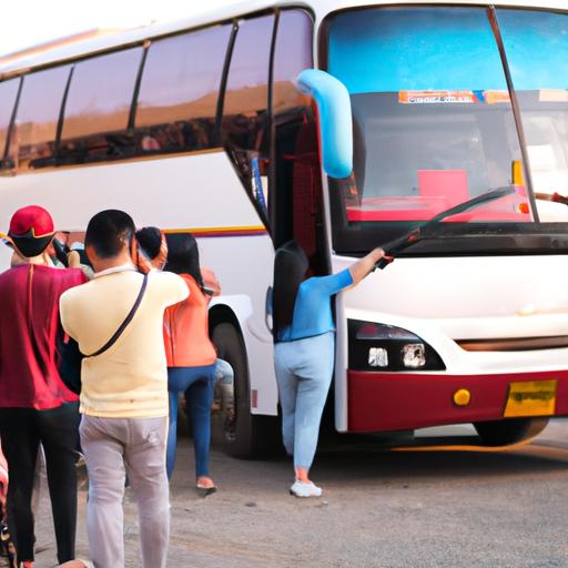 Nhóm hành khách lên xe Minh Quý để đi chuyến dài.