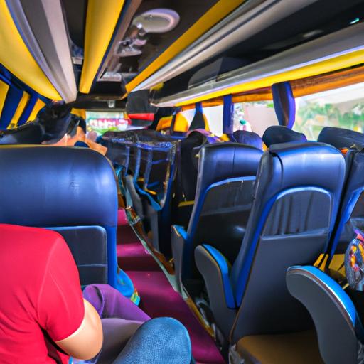 Một nhóm hành khách thưởng thức ghế ngồi thoải mái và dịch vụ chuyên nghiệp trên xe buýt của Công ty Vận tải Hoa Giang.
