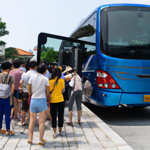 Một nhóm khách du lịch lên xe buýt của Nhà Xe Hoàng Trung Đà Nẵng Lệ Thủy