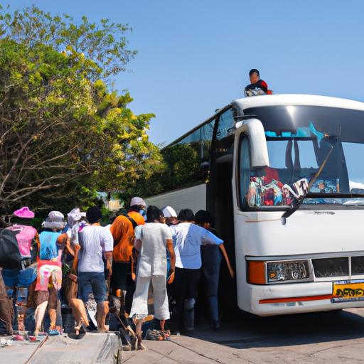 Một nhóm khách du lịch lên xe bus của Khánh Phong