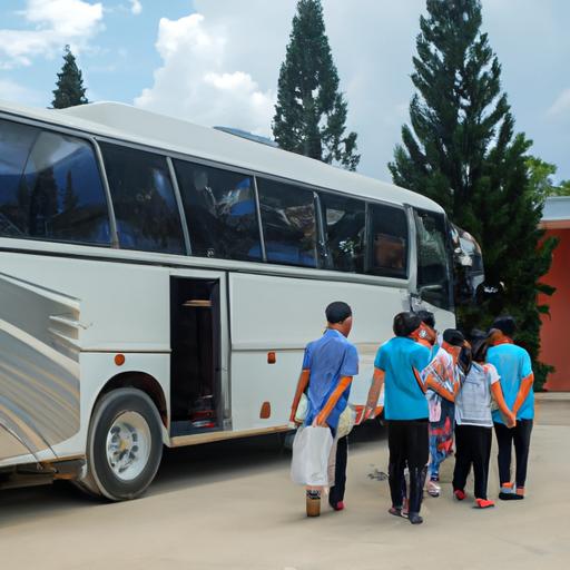 Một nhóm khách du lịch lên xe van của Nhà xe Xuân Mẫn để đi chơi trong ngày.