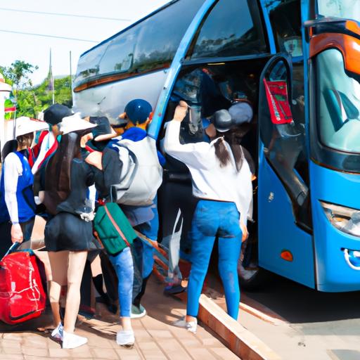 Nhóm khách du lịch lên xe khách của công ty Thanh Thủy Đà Lạt tại bến xe.