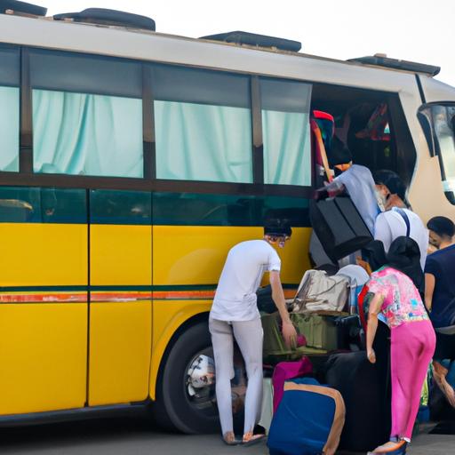 Nhóm người đang xếp hành lý lên xe buýt của Nhà Xe Hải Duyên Sài Gòn trước khi bắt đầu hành trình.