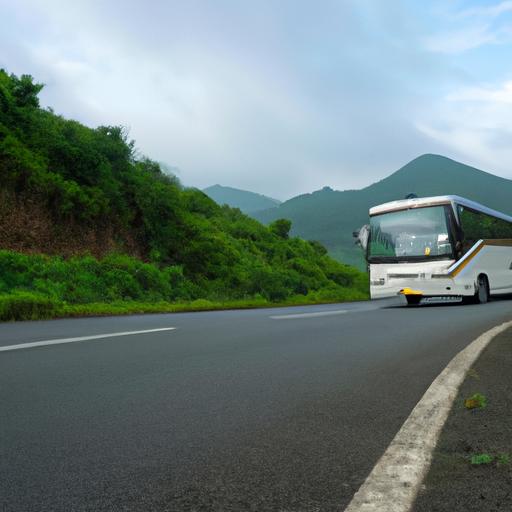 Bức tranh toàn cảnh của chiếc xe khách Phượng Hoàng trên đường cao tốc êm đềm giữa những khung cảnh thiên nhiên đẹp ngỡ ngàng.