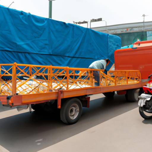 Nhân viên Phương Hồng Linh đang tải hàng lên xe tải