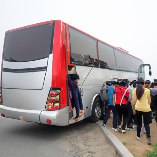 Đoàn khách lên xe buýt Phương Trang trên xa lộ Hà Nội