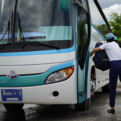 Tài xế xe Phương Trang giúp hành khách với hành lý trước khi khởi hành.