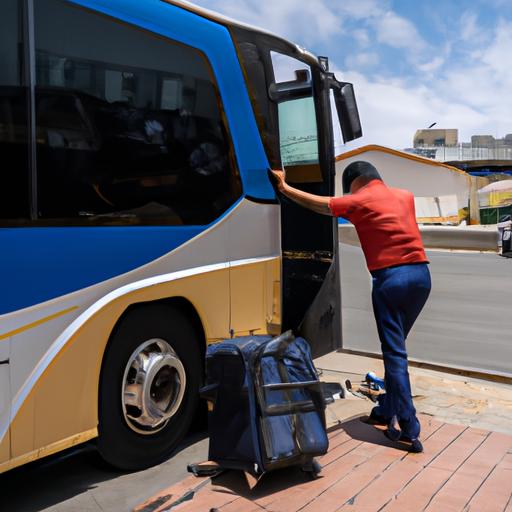 Tài xế đang cất hành lý lên xe bus của nhà xe Thành Bưởi trước khi khởi hành
