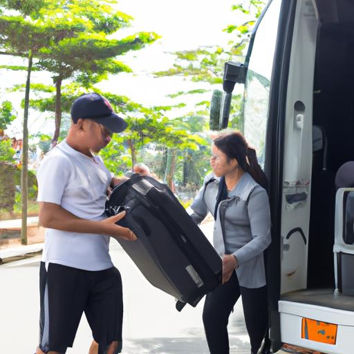 Tài xế thân thiện và giàu kinh nghiệm của Công ty TNHH MTV Nhà xe Khánh Phong giúp đỡ khách hàng với hành lý của họ.