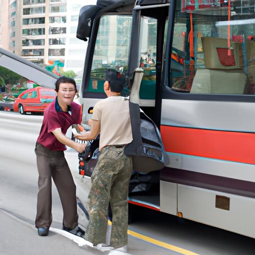 Tài xế nhà xe Tùng Lâm giúp khách hàng với hành lý