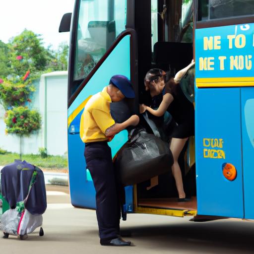 Tài xế nhà xe Phương Trang Tây Ninh hỗ trợ khách hàng với hành lý của họ.