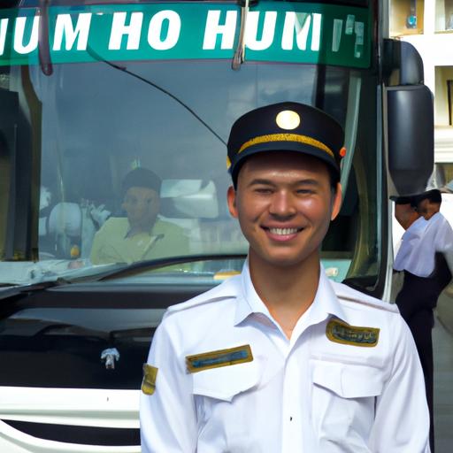 Tài xế cười tươi trong đồng phục đứng bên cạnh xe bus Tâm Minh Phương đang chở đầy hành khách.